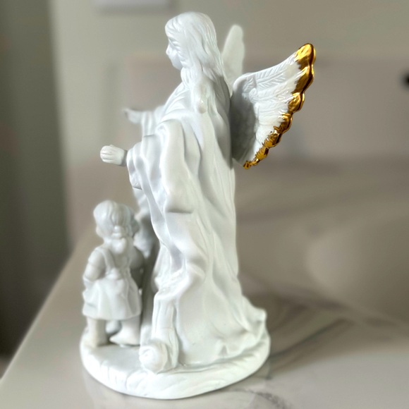 Ceramic Angel Figurine 7" with and Gold Trim around her Wings with two children - Picture 4 of 6